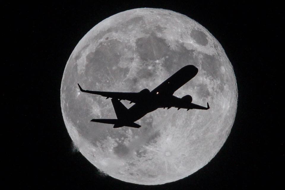 The impact of the moon on airplanes during flight